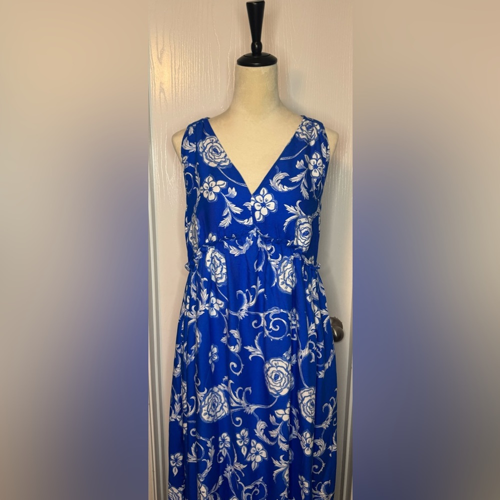 Woman’s Blue with white floral Gibson Dress Midi With pockets NWT Vacation dress